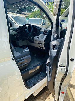 “ลืมกุญแจในรถตู้” Toyota Hiace ปลดล็อกด้วยเครื่องมือที่ทันสมัย ไร้ริ้วรอย